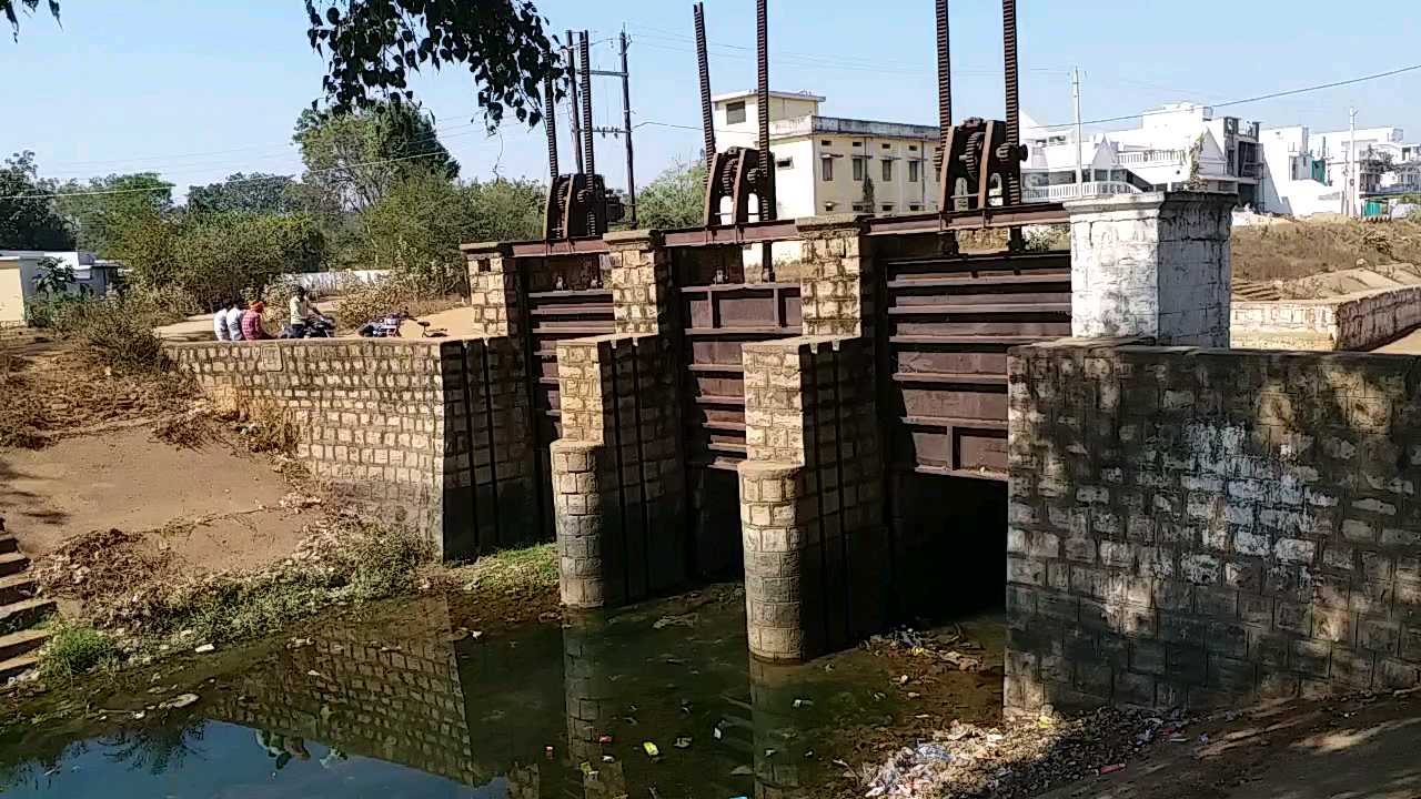 trouble-over-water-in-villagers-due-to-filth-in-jindadayini-tandula-reservoir-canals