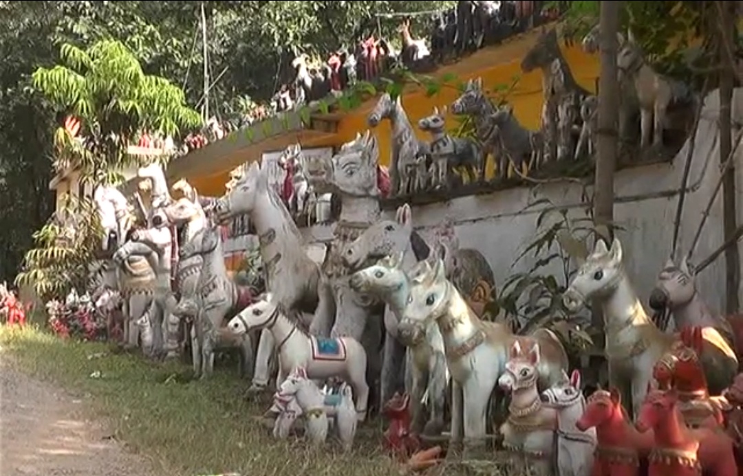 Horse statue is offered in the temple of Mangtu Baba of Balod