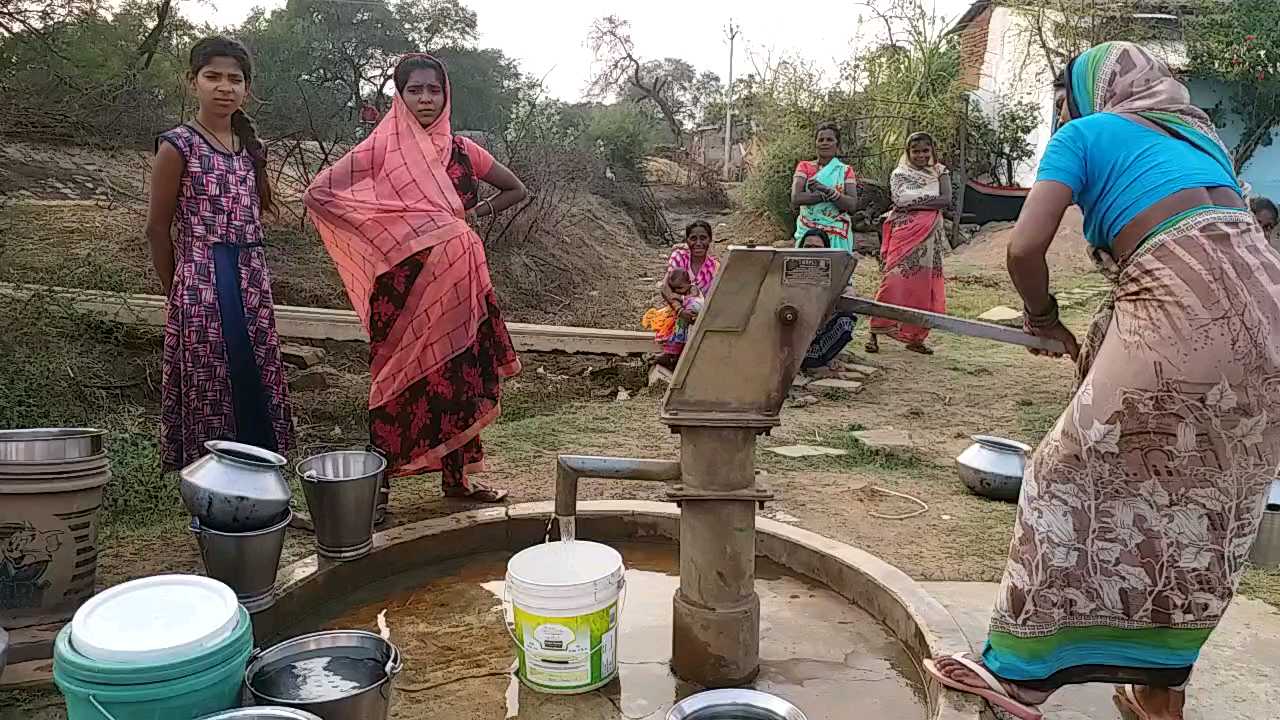 People of Bhim Kanhar village of Balod district are facing water scarcity