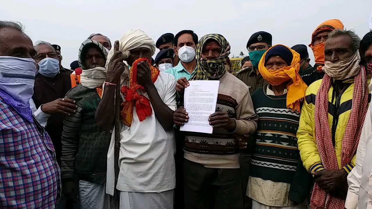 People from 18 villages reached collectorate office to complain in Pateshwar Dham case