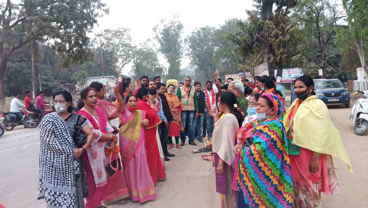 BJP Mahila Morcha protested statements of CM Bhupesh Baghel and Kiranmayi Nayak in balod