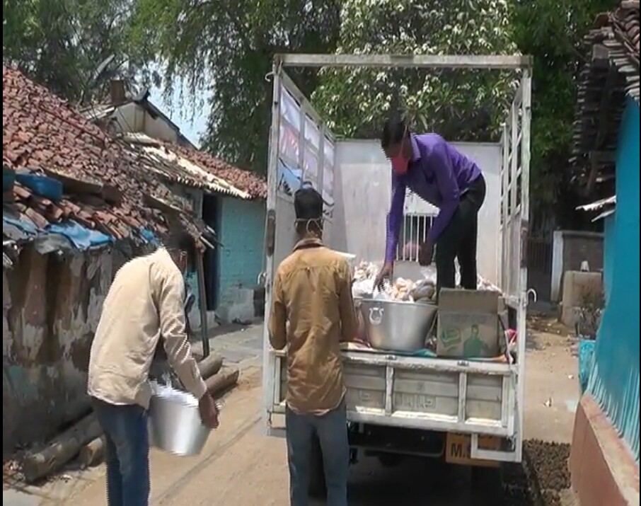 Volunteers are providing ration to the needy