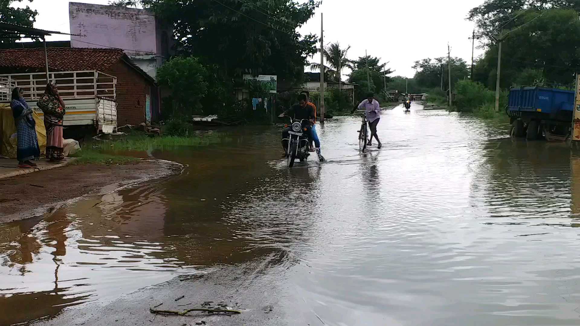 36 hours of continuous rain caused water to enter peoples homes in balod