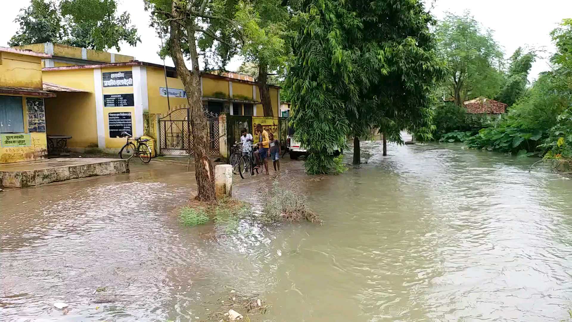 36-hours-of-continuous-rain-caused-water-to-enter-peoples-homes-in-balod