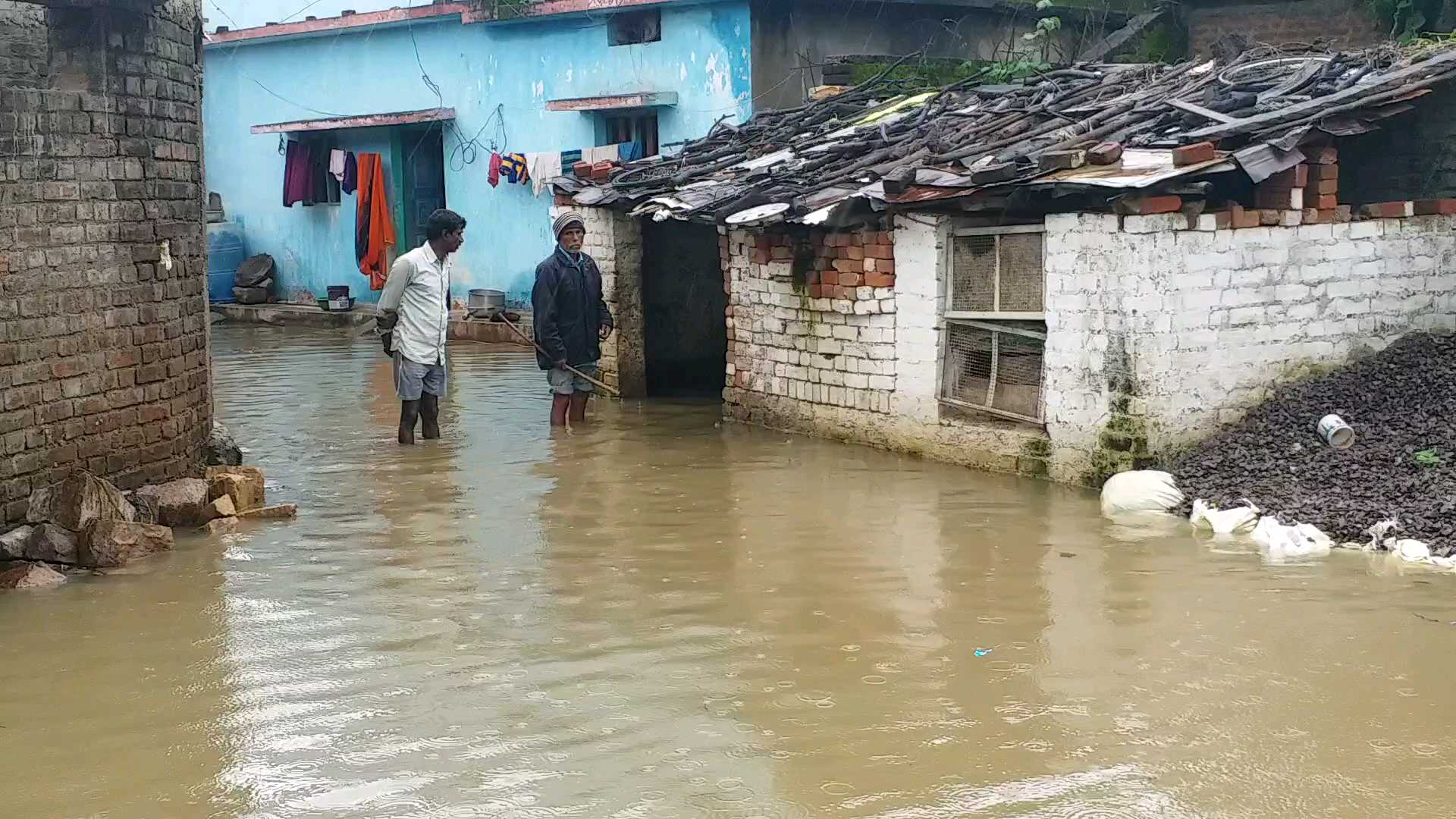 36 hours of continuous rain caused water to enter peoples homes in balod