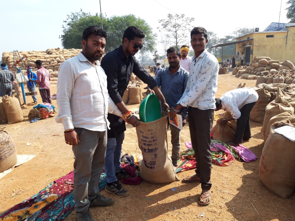 Balod NSUI help TO farmers IN BALOD