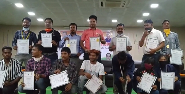 Congress sports cell honored players with gold medal in balrampur