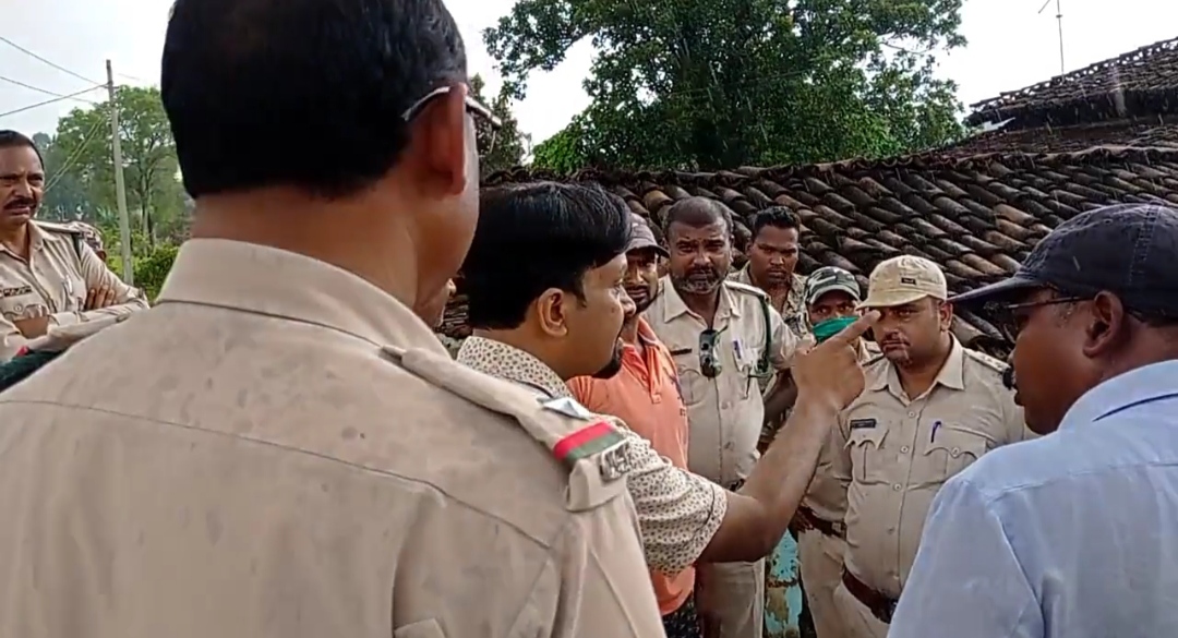 in balrampur district fierce debate between forest department staff and congress leaders