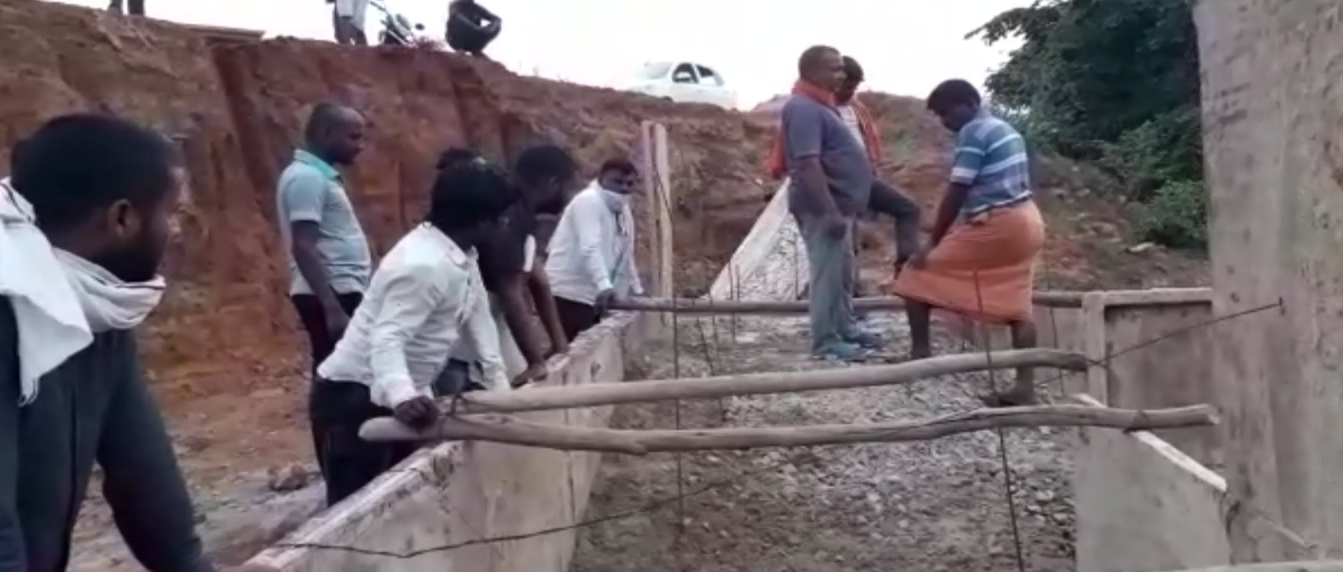 Farmers upset due to dam gate not being built in balrampur