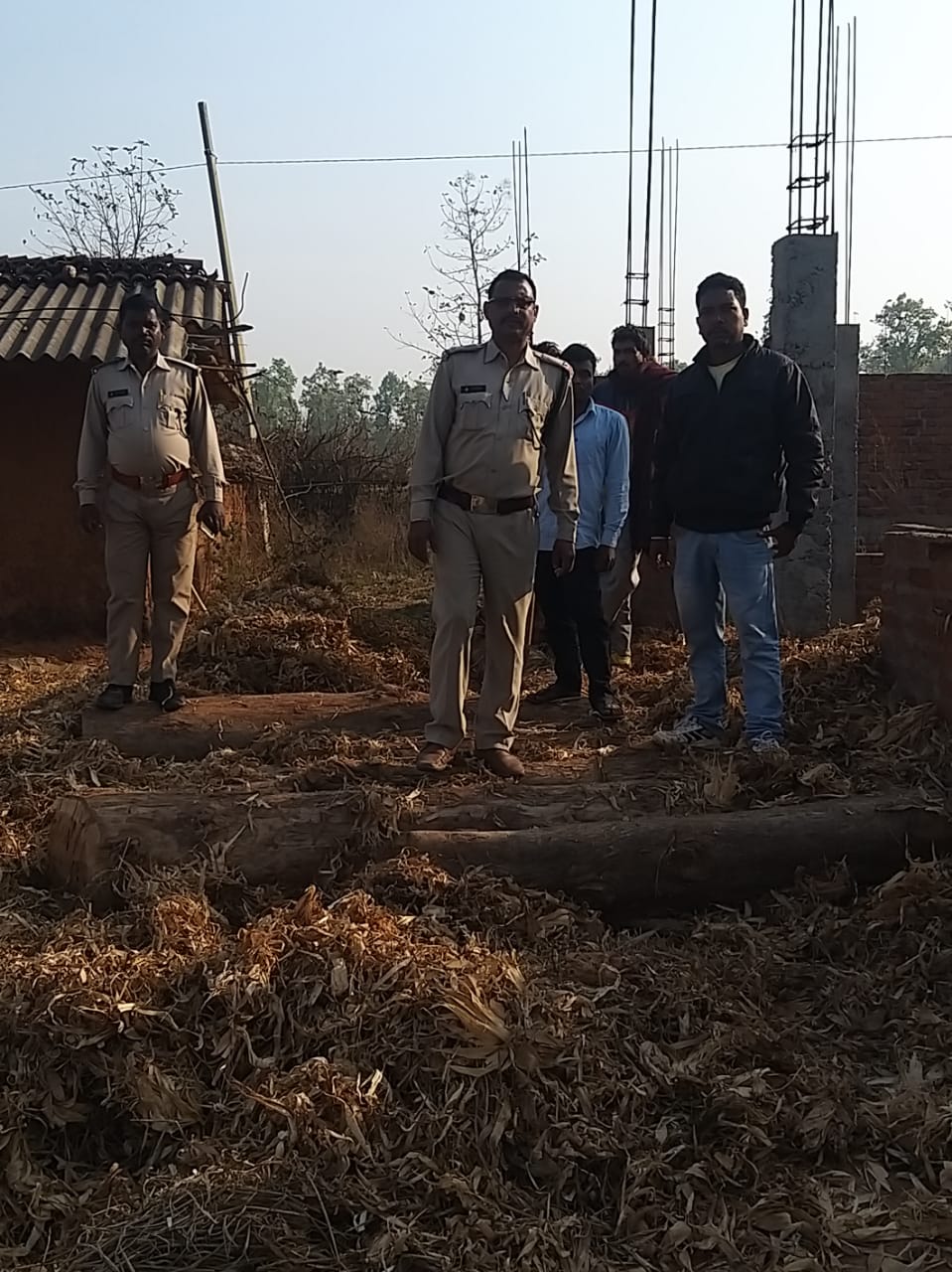 forest-department-team-seized-eight-teak-logs-in-balrampur