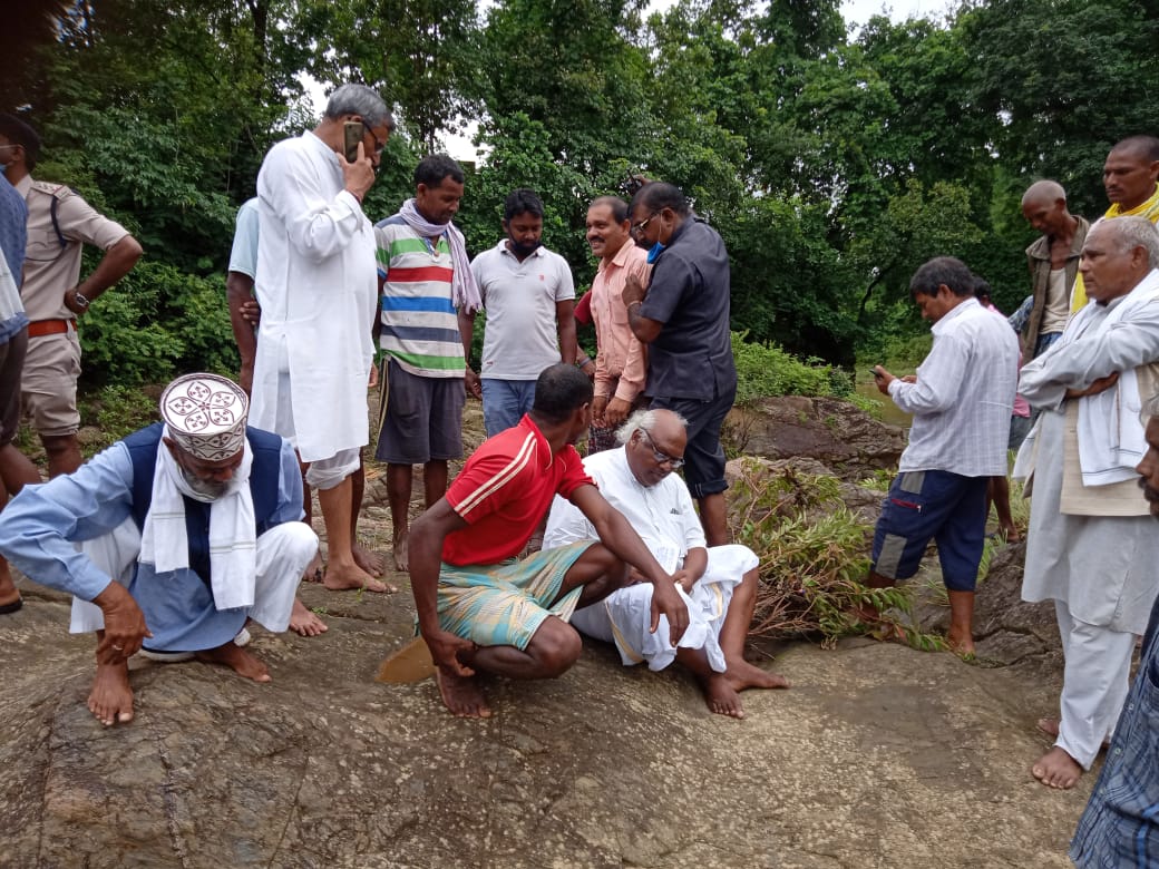 ग्रामीणों से मिलने पहुंचे विधायक