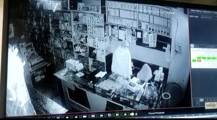 theft in mobile shop in Chanchi Gram Panchayat of Balrampur