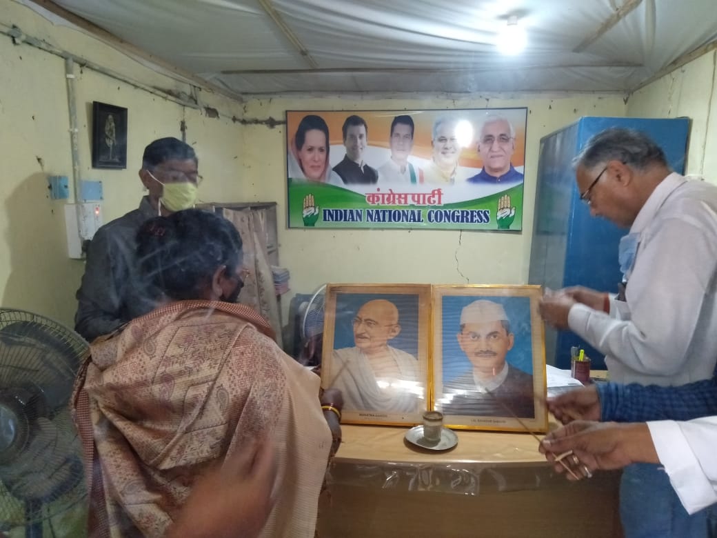 Congress workers celebrated the birth anniversary of Mahatma Gandhi and Lal Bahadur Shastri in balrampur