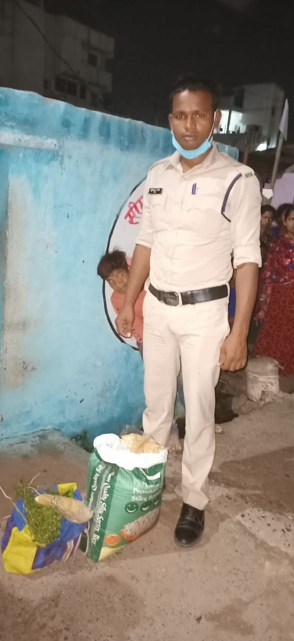 dial 112 constable gave ration to hungry family at his expense in bilaspur