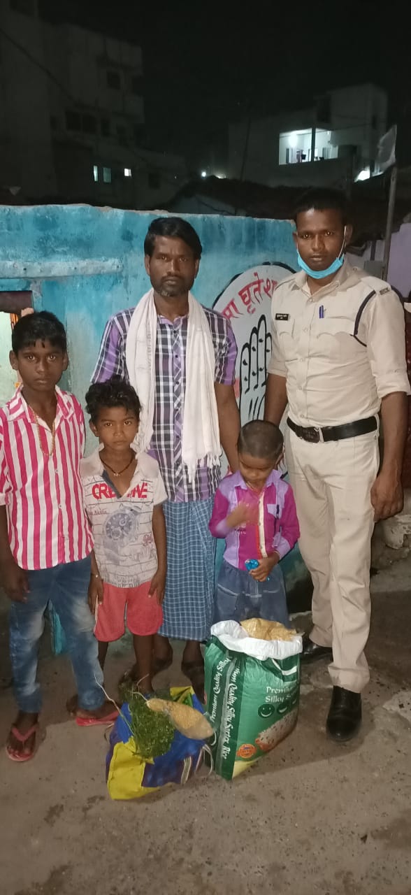 dial 112 constable gave ration to hungry family at his expense in bilaspur