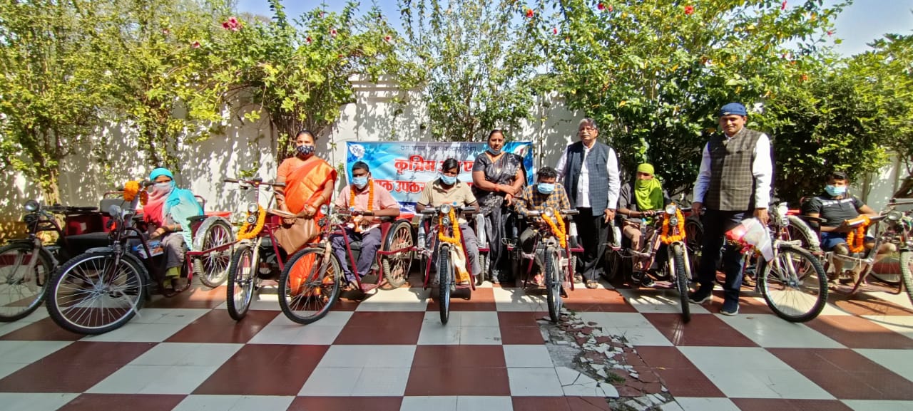 dharamlal kaushik distributes tricycles to handicapped persons