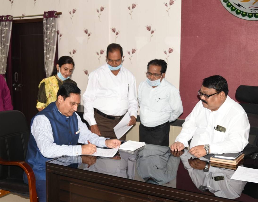 Sanjay Alang took charge as Commissioner of Bilaspur Division