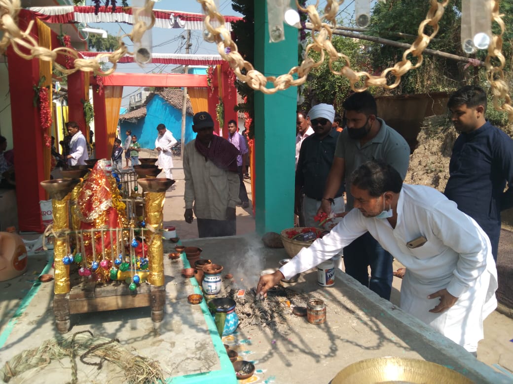 Ramsharan Yadav playing mandar