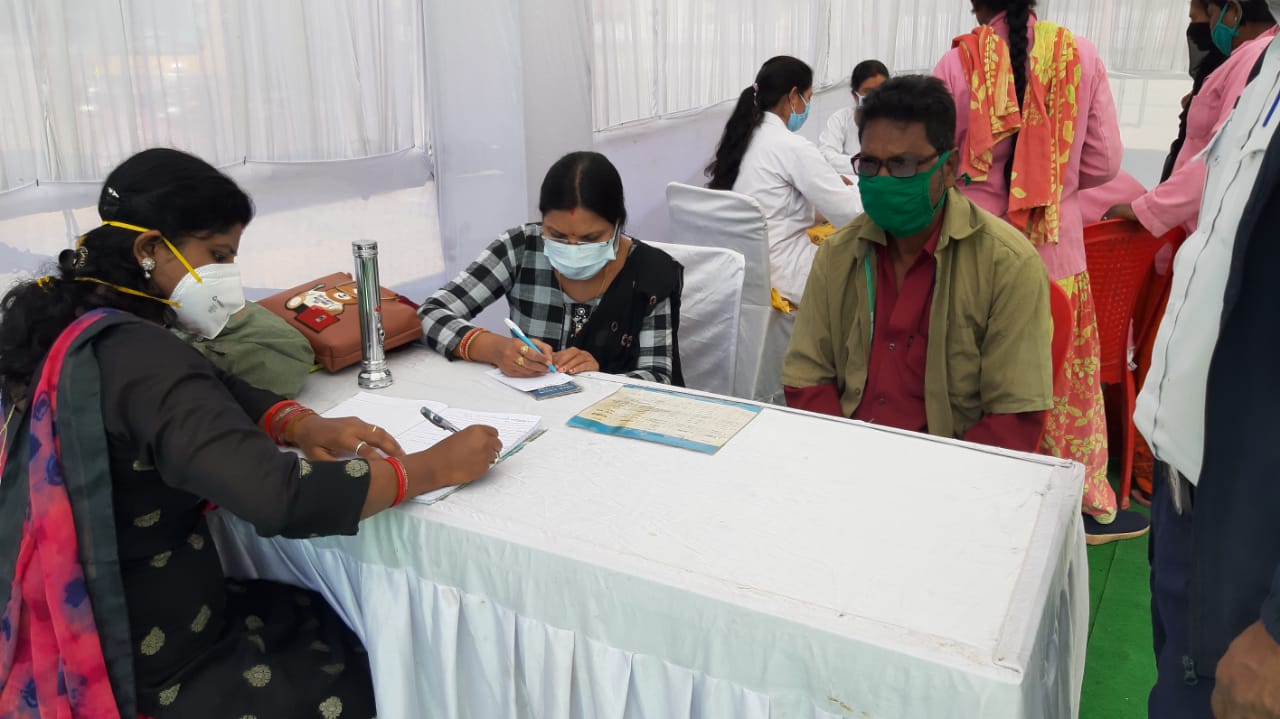 Traffic Department organizes health camp for auto rickshaws drivers in bilaspur