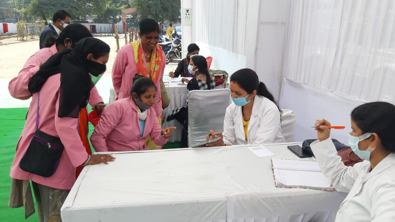 Traffic Department organizes health camp for auto rickshaws drivers in bilaspur