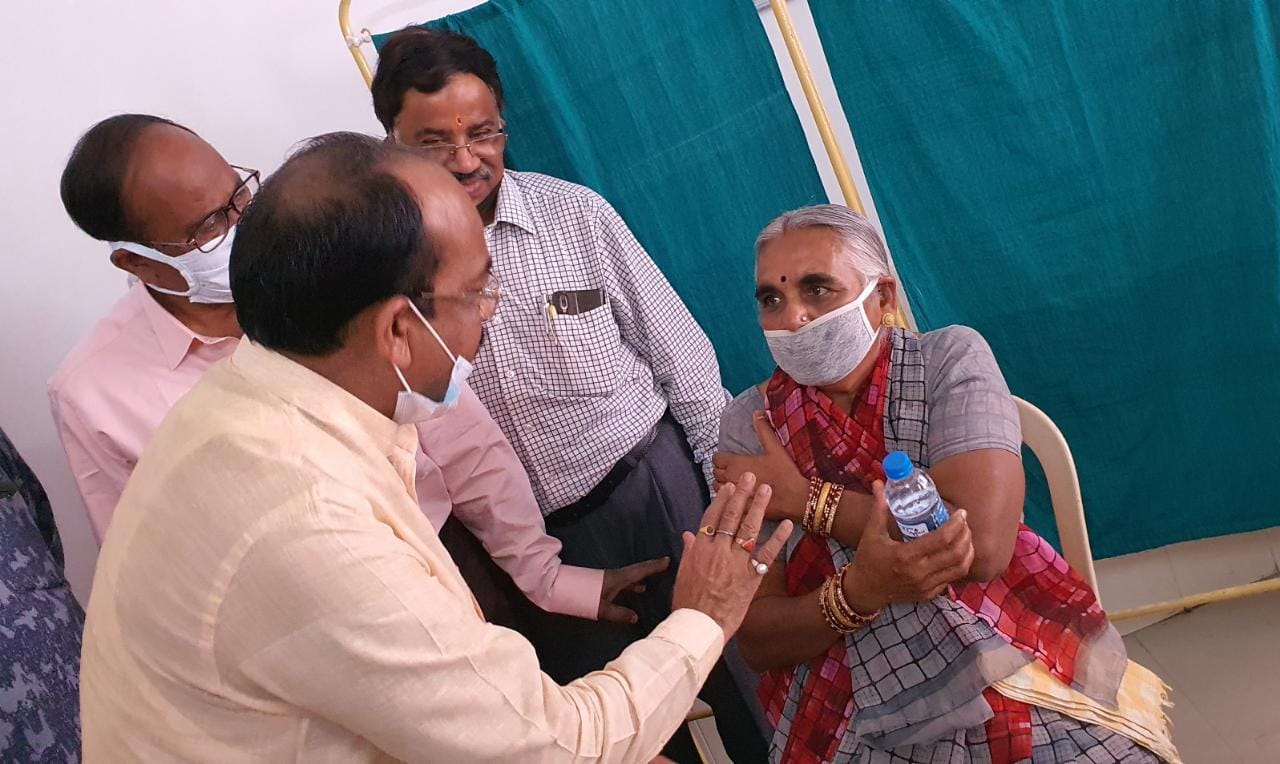 bilaspur-mp-arun-saw-visited-vaccination-centers