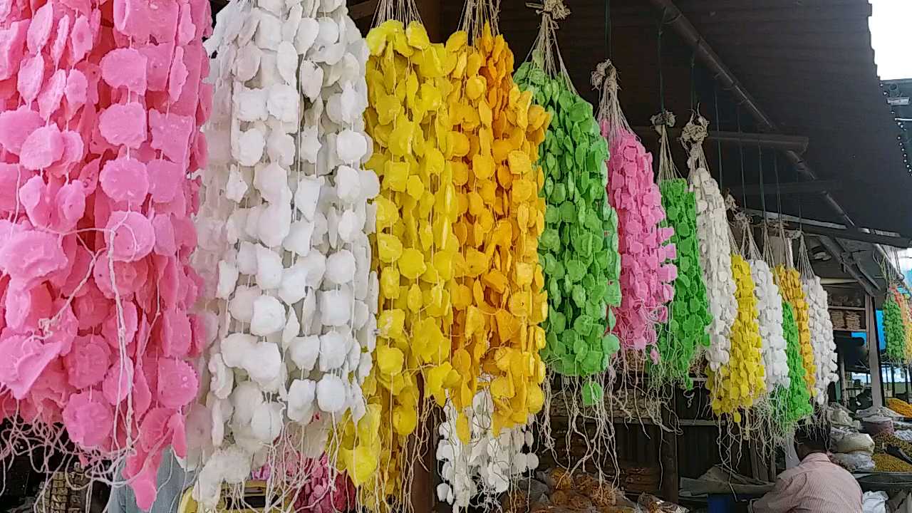 Demand for batasha in Holi keeps on decreasing in bilaspur