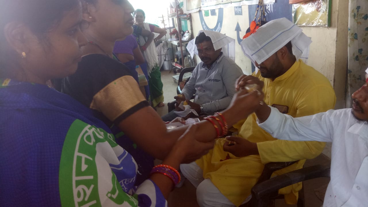 swachhta didis celebrated bhaidooj with public representatives in bilaspur