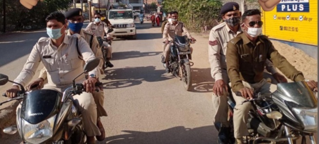 Police and administration carried out flag march in Takhatpur