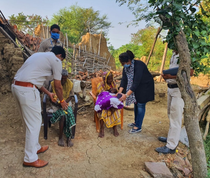 Police distributed blankets to the elderly in takhatpur bilaspur