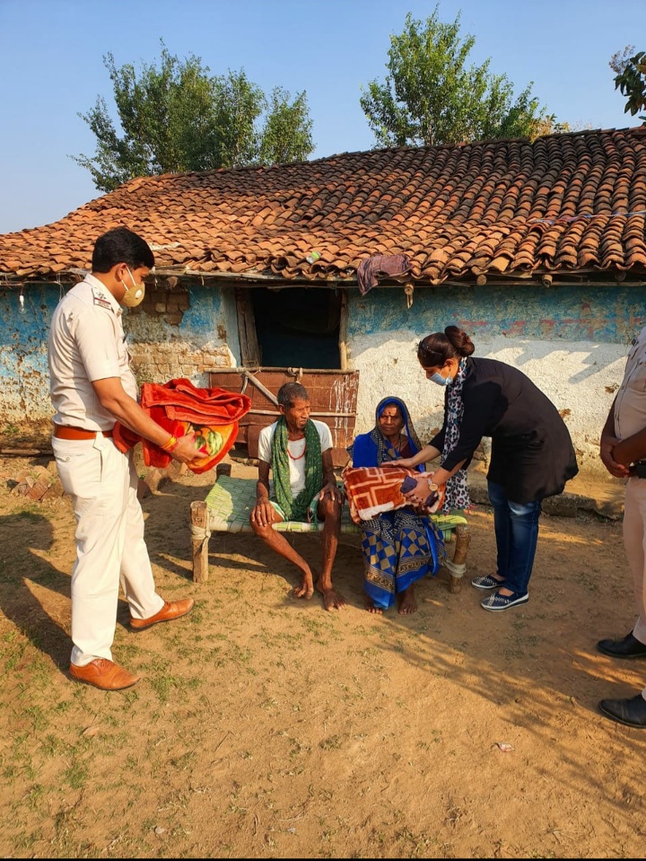 Police distributed blankets to the elderly in takhatpur bilaspur