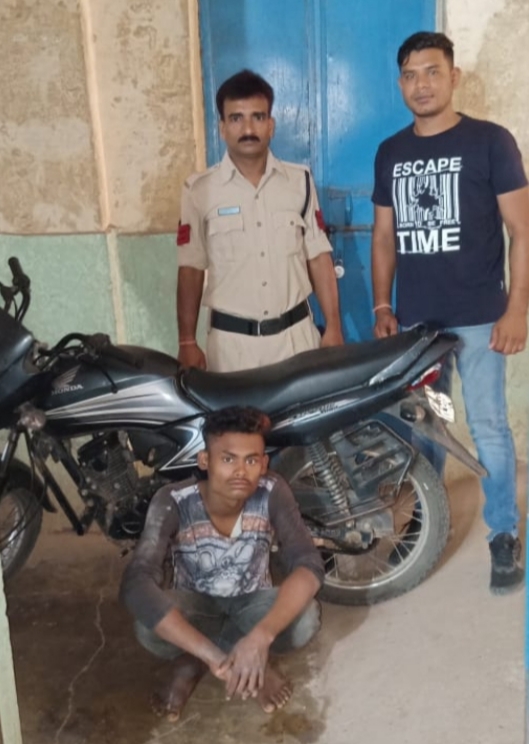 Sakri police arrested a thief and seized motocycle at Takhatpur in Bilaspur