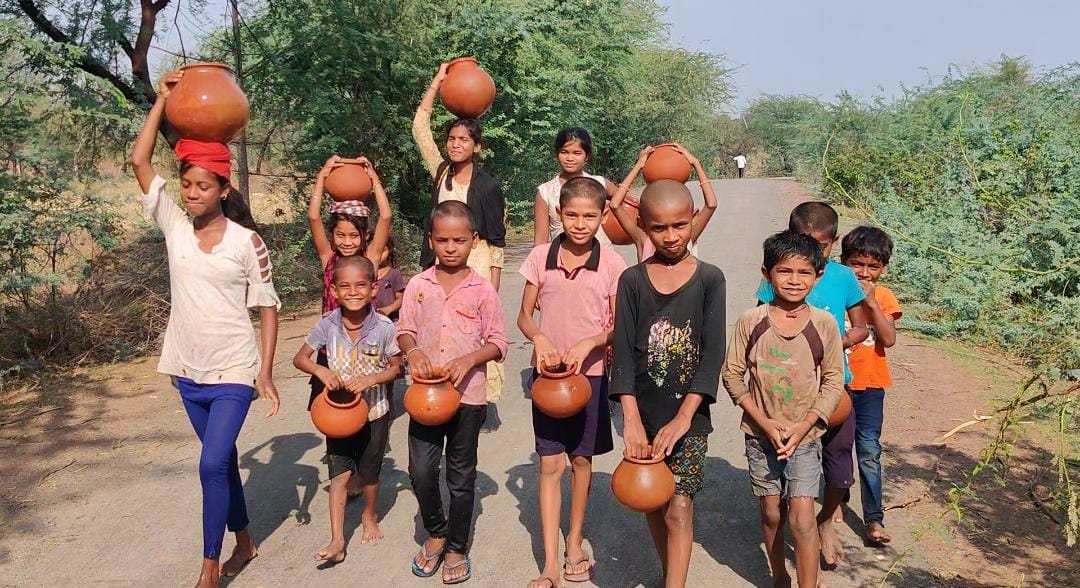 Devotees arrived at the temples with water in a pot in Bemetara