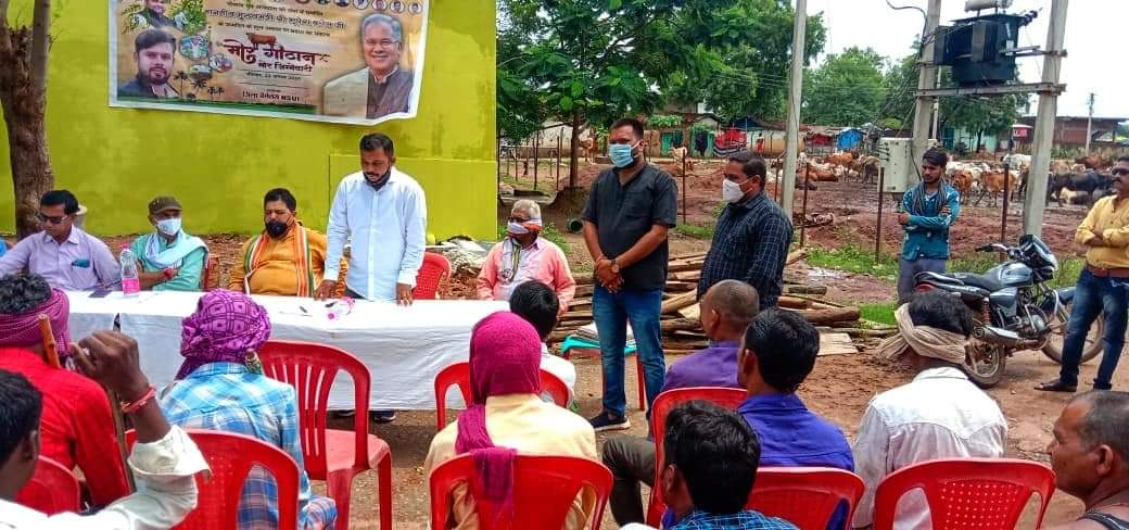 NSUI activists felicitate the Guwalas on cm birthday in bemetara