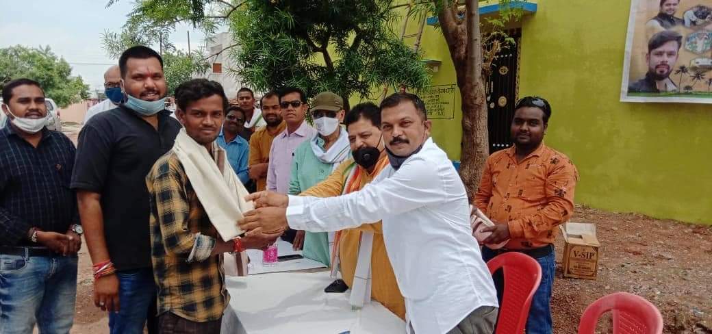 NSUI activists felicitate the Guwalas on cm birthday in bemetara