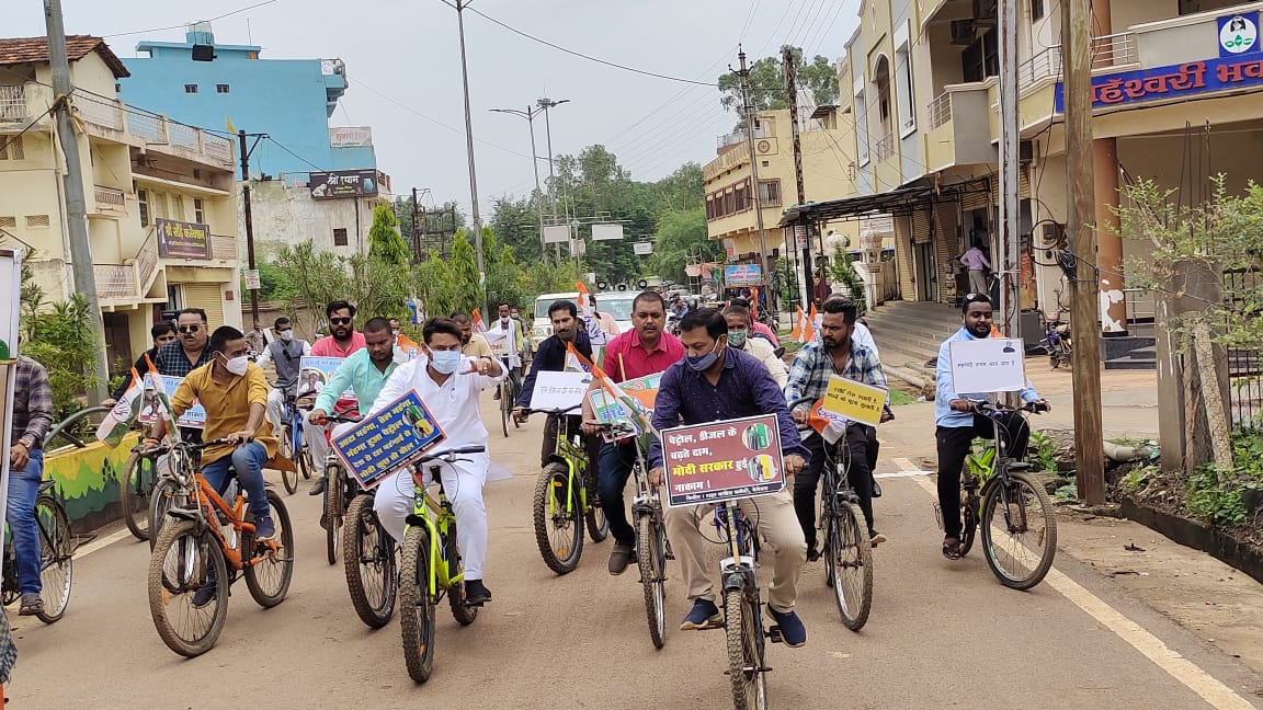 Congress leaders take out a cycle rally in the city