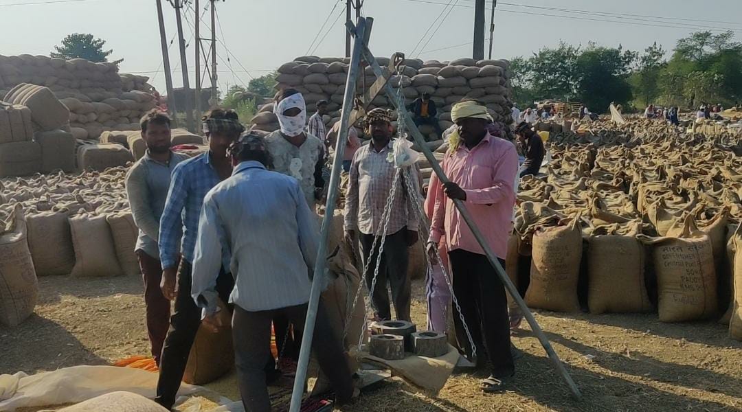 Transport of paddy has not started due to lack of gunny bags in paddy procurement centers in bemetara