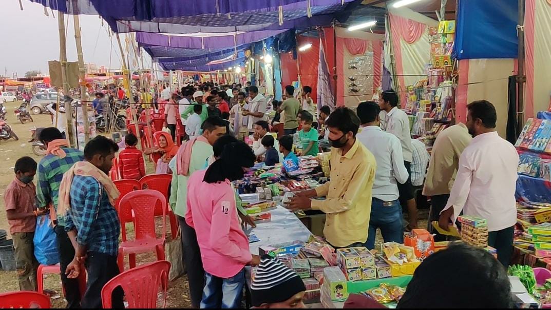 Traders happy over sale of goods in Dhanteras market amidst Diwali festival in bemetara