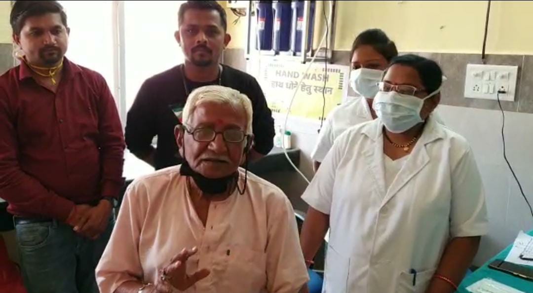 100-year-old-elderly- gets-corona-vaccinated-in-bemetara-district-hospital