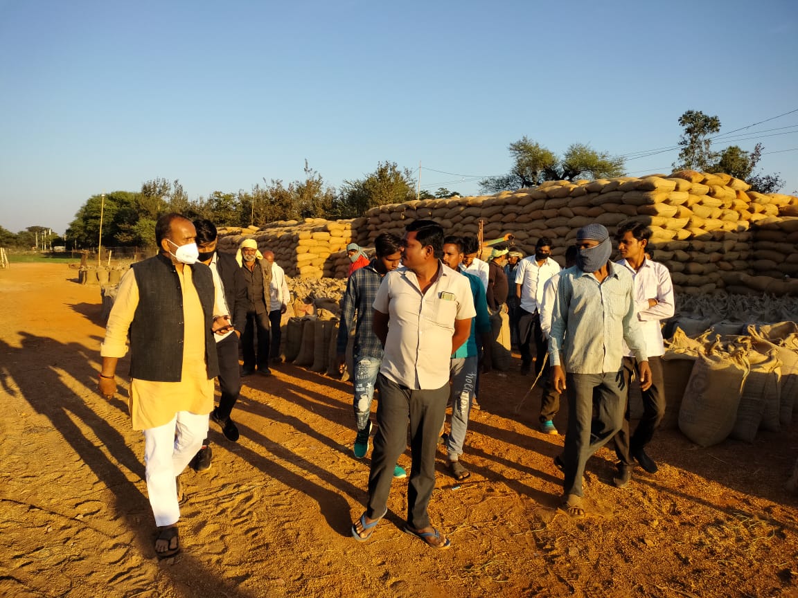 Farmer leader Yogesh Tiwari took stock of paddy purchase IN bemetara