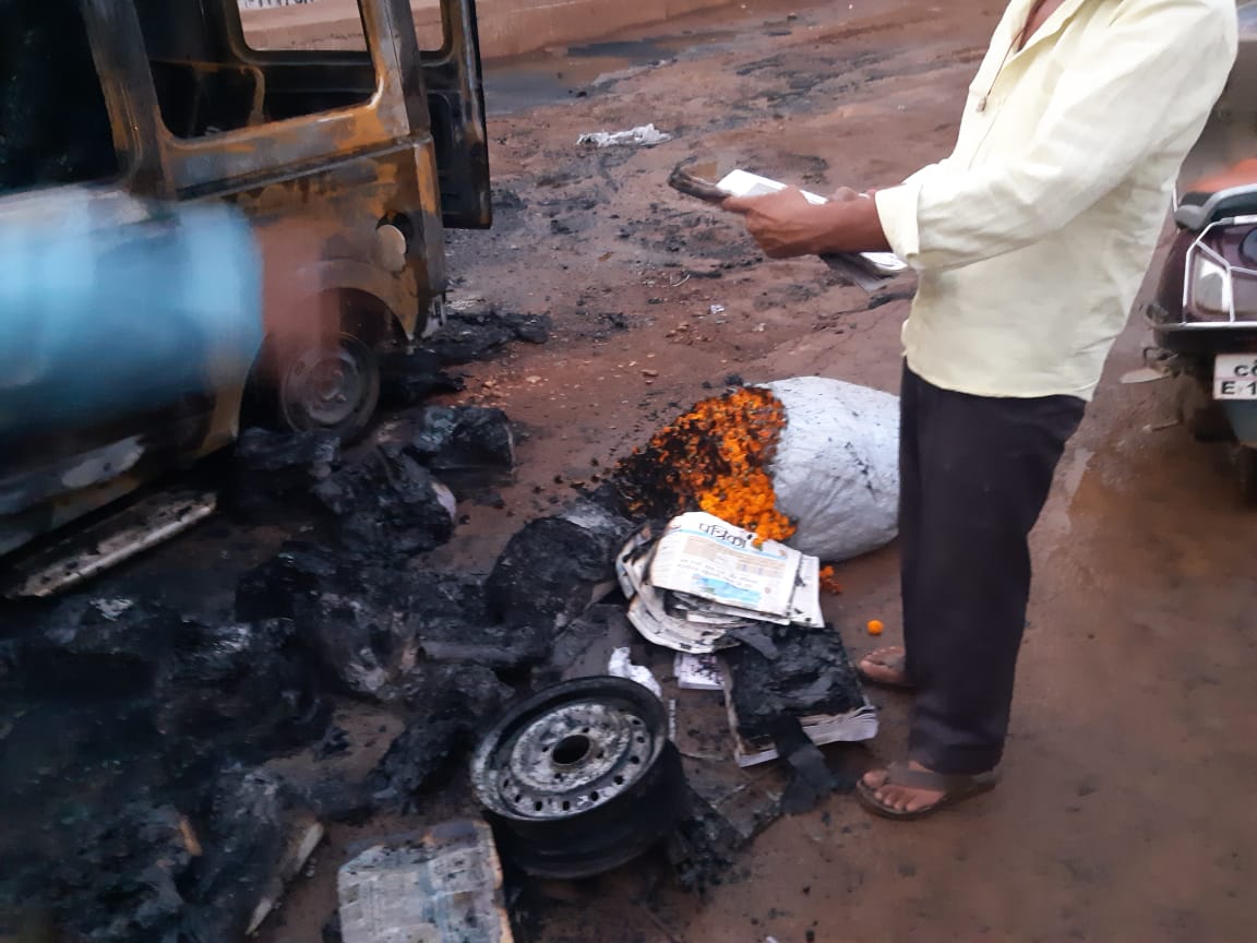 Both the car and the newspaper were burnt due to fire in the taxi