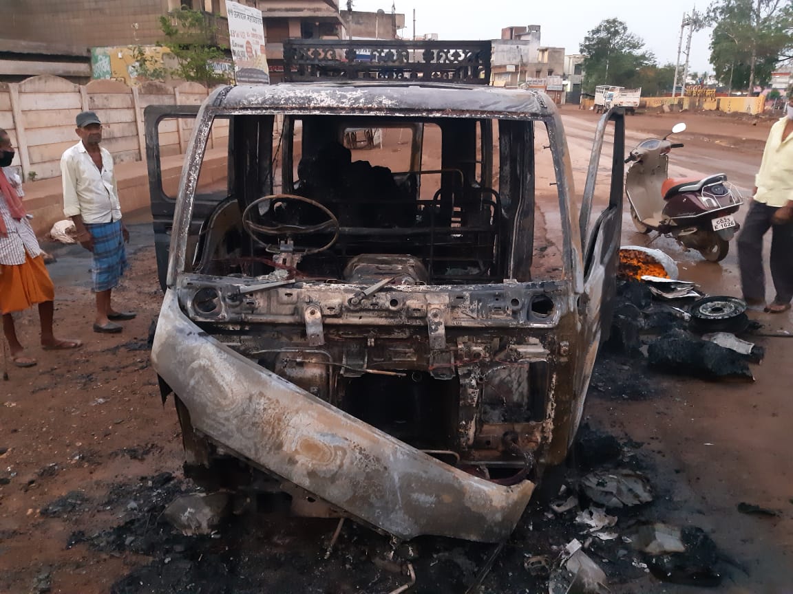 Both the car and the newspaper were burnt due to fire in the taxi