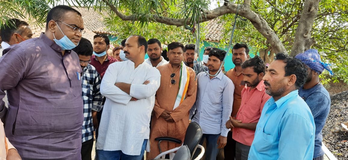 Parliamentary Secretary Gurudayal Singh Banjare met the family members of the deceased in a brick-kiln accident