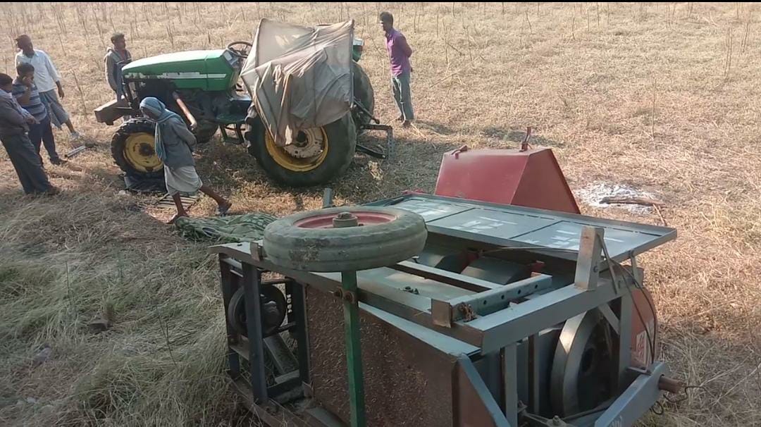 Driver dies after being pressed under tractor in Kesadbury of bemetara