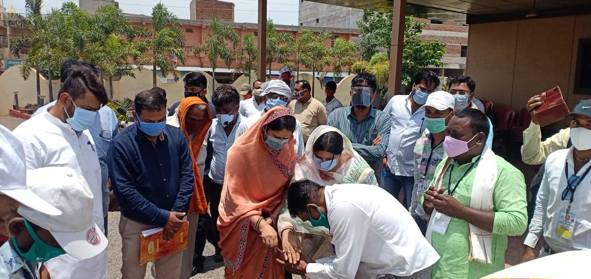 MLA Ashish Chhabra gave a green flag to the Sculptor Association Sanitizer Chariot in bemetara