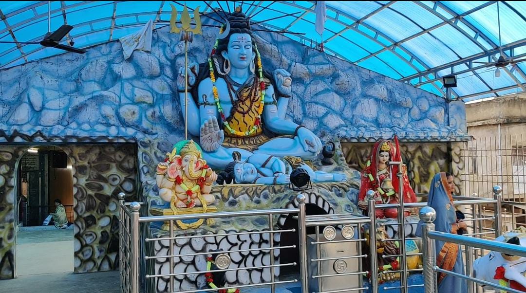 मंदिर में कैलाश पर्वत का दिव्य स्वरूप