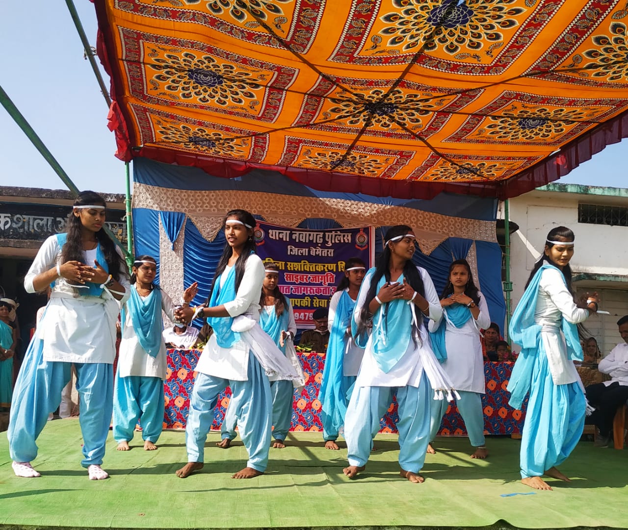 Many tips given to girl students at Women Safety Public Awareness Camp in Andhirakhor in bemetara