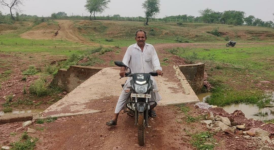 Bemetara farmer built a drain at personal cost