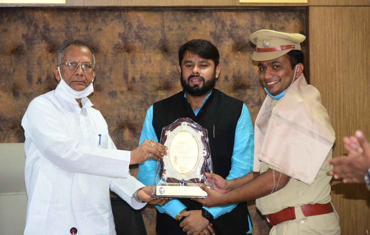 home-minister-tamradhwaj-sahu-honors-bemetara-police