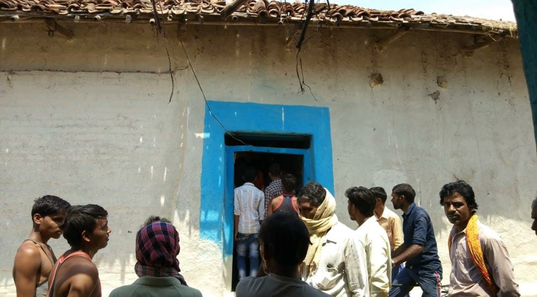 mla Gurudayal Banjare met family of labourers in bemetara  who died in Lucknow accident