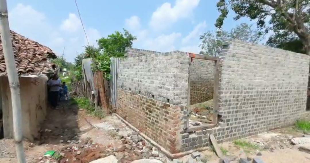 Step-son raised the wall in front of the house of woman in bemetara